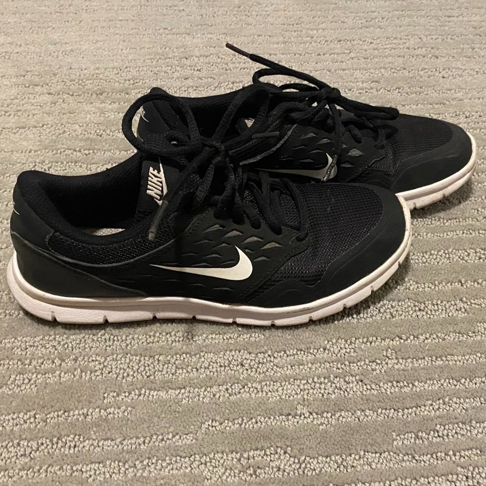 Nike - Women's Size 6.5 - Black & White